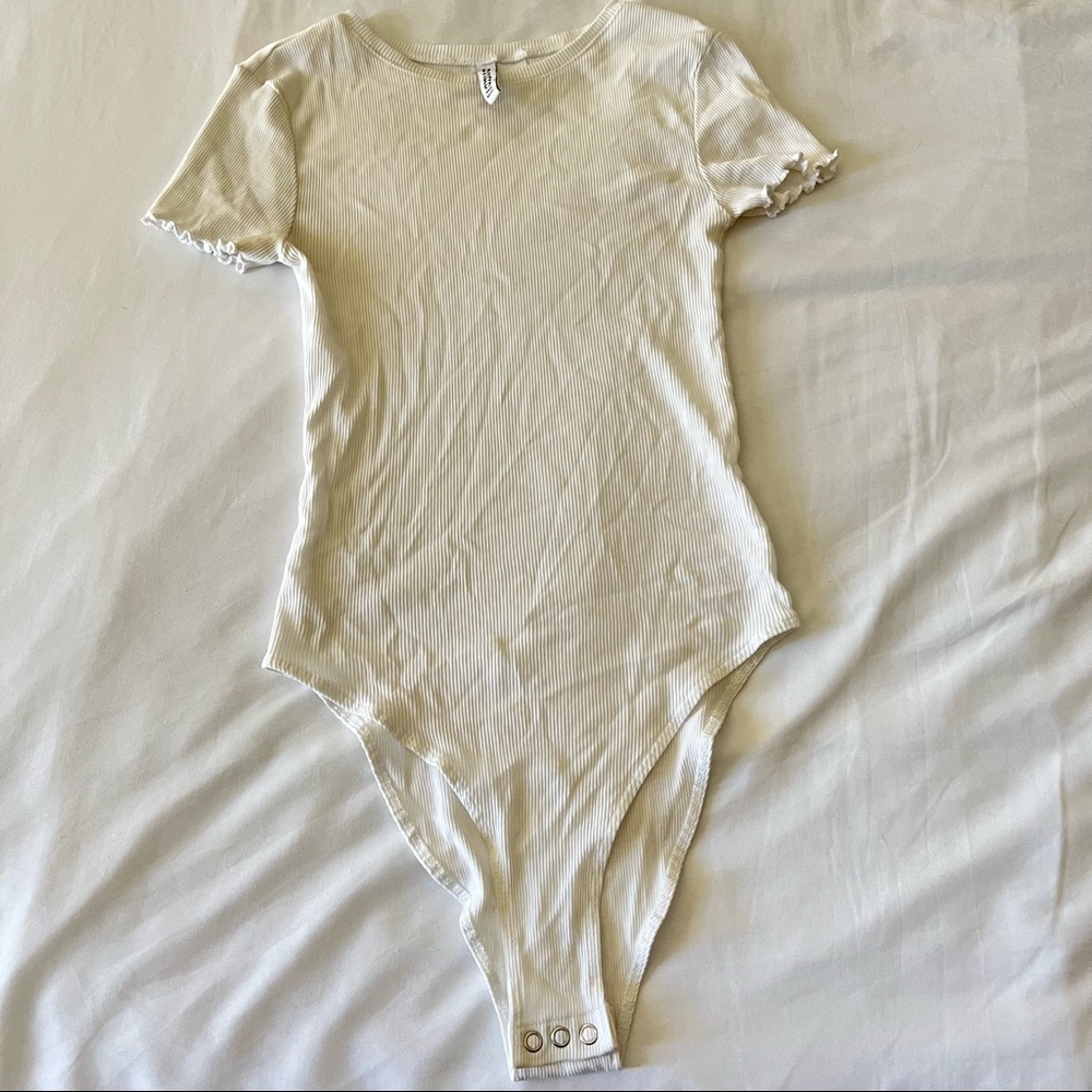H&M ribbed white bodysuit
